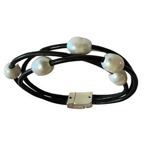 Elegant Black and White Pearl Bracelet with Magnetic Closure